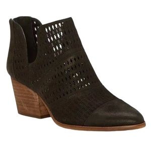 NWT 🛍️  Vince Camuto Perforated Summer Ankle Booties